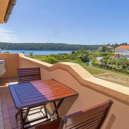 1 Bedroom Beautiful In Apartment *